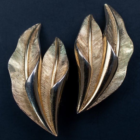 Trifari Jewelry - Vintage gold leaf earrings clip on, signed Crown Trifari leaves jewelry